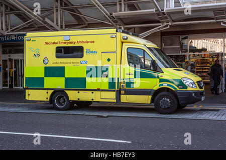 Emergenza neonatale ambulanza a Chelsea e Westminster Hospital di Londra Foto Stock