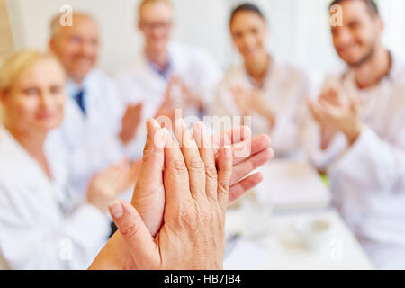 I medici battendo le mani e applaudire sul consenso Foto Stock