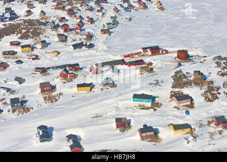 Case colorate in Groenlandia in primavera Foto Stock
