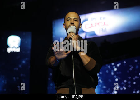 Capital FM DJ Marvin Humes sul palcoscenico della capitale Jingle Bell Ball con la Coca Cola a Londra la O2 Arena. Stampa foto di associazione. Picture Data: domenica 4 dicembre 2016. Foto di credito dovrebbe leggere: Yui Mok/PA FILO Foto Stock