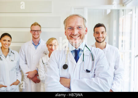 Successo di medico o di medico con il team all'ospedale Foto Stock