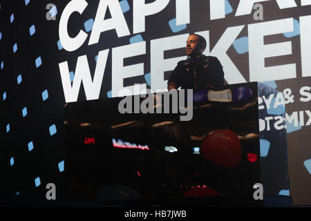 Capital FM DJ Marvin Humes sul palcoscenico della capitale Jingle Bell Ball con la Coca Cola a Londra la O2 Arena. Stampa foto di associazione. Picture Data: domenica 4 dicembre 2016. Foto di credito dovrebbe leggere: Yui Mok/PA FILO Foto Stock