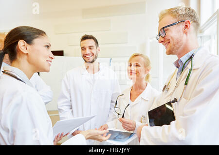 Team di medici in riunione collaborare e lavorare insieme Foto Stock