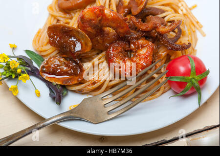 Pesce italiano gli spaghetti in salsa di pomodoro rosso Foto Stock