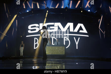 Il cantante Birdy esegue con Sigma sul palcoscenico della capitale Jingle Bell Ball con la Coca Cola a Londra la O2 Arena. Foto Stock