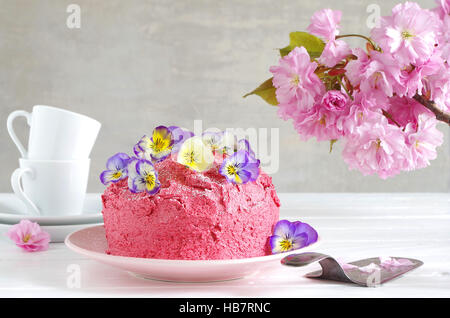 Lampone-burro-crema torta con cornuto pansy Foto Stock