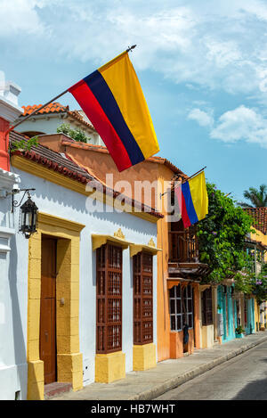 Bandiere colombiane su storici edifici coloniali nella città murata di Cartagena, Colombia Foto Stock