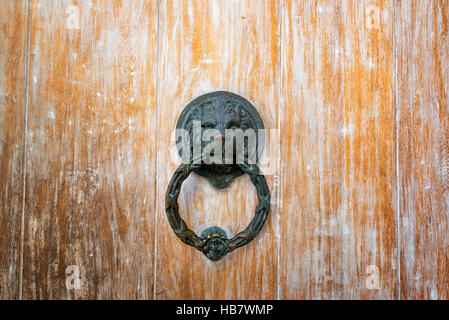 Testa leone porta bussare a una vecchia porta di legno a Cartagena, Colombia Foto Stock