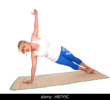 Una bella donna bionda è vestito di yoga che mostra alcuni pone per esercizi yoga, isolato per sfondo bianco. Foto Stock