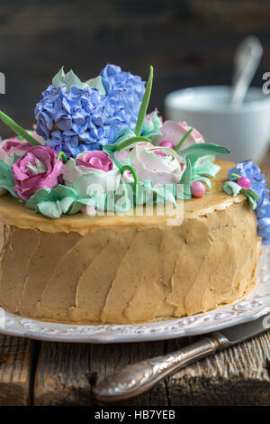 Torta con crema di fiori da vicino. Foto Stock