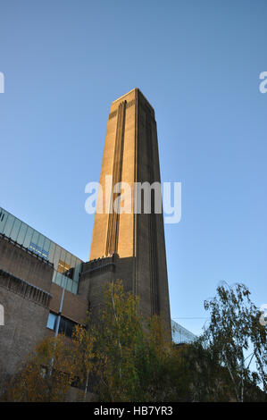 Tate moderno camino. Il grande camino centrale in mattoni, a 99 m, della Tate Modern e precedentemente della Bankside Power Station, Londra, Regno Unito Foto Stock
