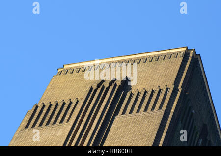 Tate moderno camino. Il grande camino centrale in mattoni, a 99 m, della Tate Modern e precedentemente della Bankside Power Station, Londra, Regno Unito Foto Stock