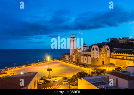 Chiesa in Candelaria Tenerife al crepuscolo Foto Stock