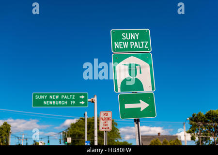 Segno direzionale di SUNY New Paltz Foto Stock