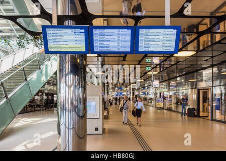 Arrivo Partenza pensione presso il nuovo ingresso della Stazione Centrale di Amsterdam. Foto Stock