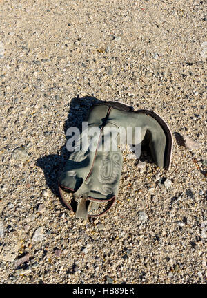 Un vecchio weathered boot nel mezzo della California Mojave Desert Foto Stock