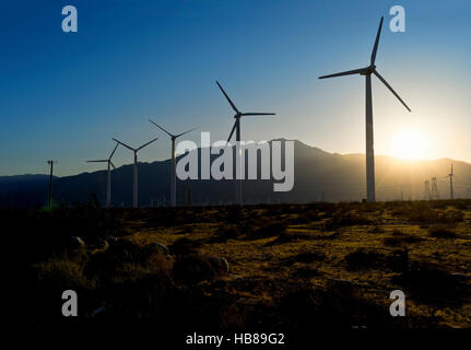 Stagliano mulini a vento in una fattoria eolica in Palm Springs California Foto Stock