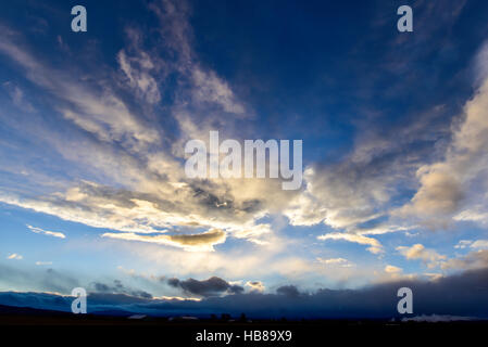 Nuvole celeste contro il profondo blu del cielo Foto Stock