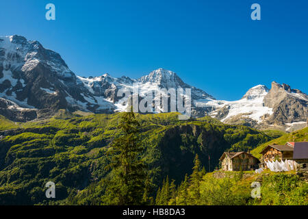 Berggasthof Obersteinberg, mountain guesthouse, Tschingelhorn dietro con neve, Hinteres Lauterbrunnen Foto Stock