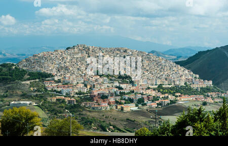 Città di Gangi, vista dalla strada panoramica SS 120, Etna in nuvole dietro, Gangi, Sicilia, Italia Foto Stock