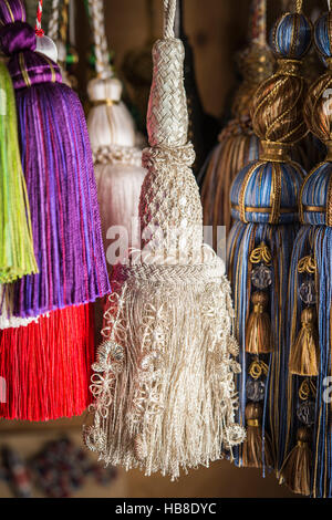 Passementerie, fringe nappe con vari schemi, gamma di colori e stili di fabbricazione, Monaco di Baviera, Germania Foto Stock