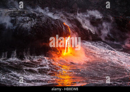 Pu'u'Ō'ō vulcano, eruzione, incandescente hot lava fluente nell'Oceano Pacifico, Hawai'i vulcani del Parco Nazionale, Big Island Foto Stock