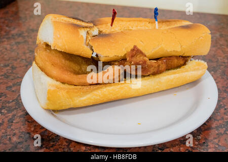Tritare la carne di maiale bun è uno dei più popolari e famosi spuntini a Macau. Foto Stock