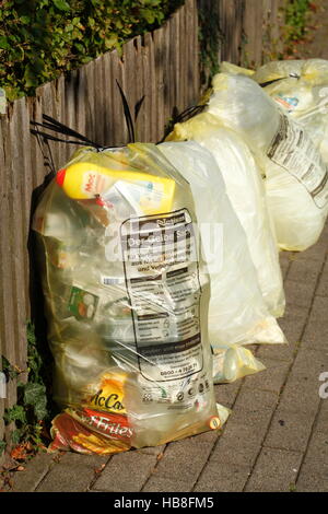 Sacchetti gialli per rifiuti di plastica, appesi su una recinzione da  giardino, Germania Foto stock - Alamy