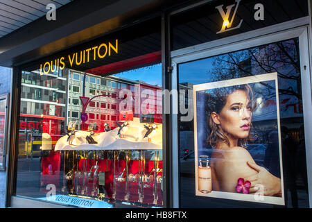 Berlin Louis Vuitton store, KaDeWe, Tauentzienstrasse, Berlino, Germania, cartello con la vetrina del negozio di lusso Foto Stock