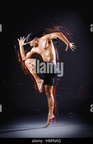 Ballerino danze di ballo sullo sfondo Foto Stock