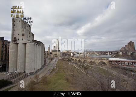 Vista dalla Guthrie Theater del distretto di mulino in pietra e il ponte di Arco a Minneapolis, Minnesota, Stati Uniti d'America. Foto Stock