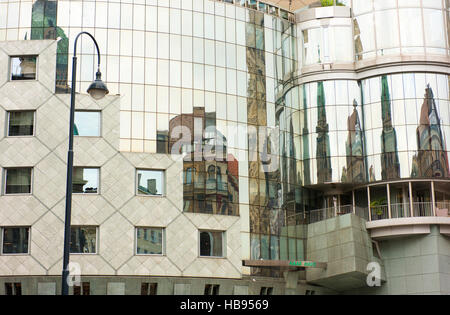 La cattedrale di Santo Stefano si riflette in un edificio moderno nel centro di Vienna. Foto Stock