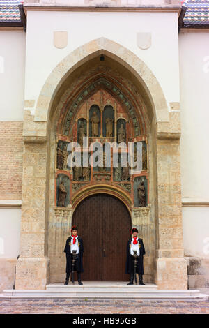 Le protezioni in abito tradizionale stand guardia all'entrata per la Chiesa di San Marco a Zagabria. Foto Stock