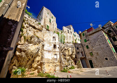 Vecchie case sulla roccia nella città di Sibenik Foto Stock