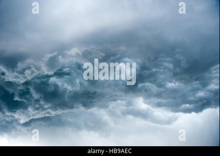 Cielo drammatico con nuvole temporalesche Foto Stock