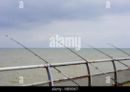 Mare Canne da pesca in appoggio sul molo Foto Stock