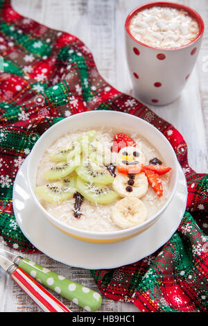 Pupazzo di neve il porridge di farina di avena la colazione , il divertimento di Natale per i bambini Foto Stock