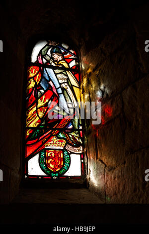 Flussi di luce solare attraverso la finestra di vetro colorato che mostra William Wallace all'interno di Santa Margherita Cappella, il Castello di Edimburgo, Scozia Foto Stock