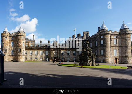 Il cortile d'ingresso al Palazzo di Holyrood House, Edimburgo, Scozia Foto Stock