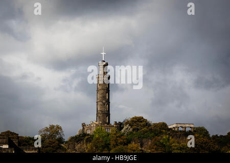 Il Monumento Nelson su Calton Hill, Edimburgo, Scozia, con cielo tempestoso dietro. Foto Stock