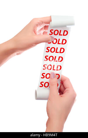 Donna tenere nelle sue mani il rotolo di carta con ricevuta stampata Mock up Modello. Parola venduto mostrato. Shopping, Pianificazione e Finanza concetto. Copia dello spazio. Foto Stock