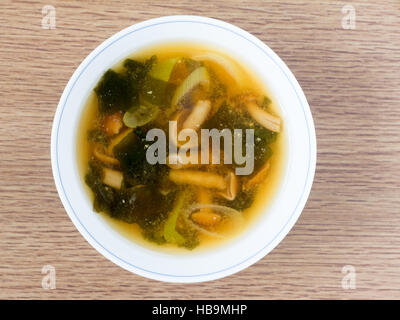 La cucina giapponese, la zuppa di miso di viscido chiamato funghi Nameko sul tavolo Foto Stock