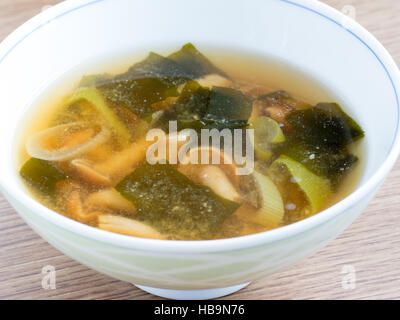 La cucina giapponese, la zuppa di miso di viscido chiamato funghi Nameko sul tavolo Foto Stock