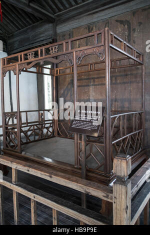 La camera da letto di Antiquariato Mobili, wuzhen, nella provincia di Zhejiang, Cina Foto Stock