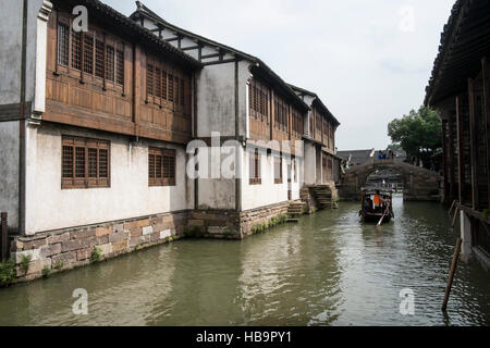 Cina, Wuzhen, Xizha zona paesaggistica, barca attraversato il fiume Foto Stock