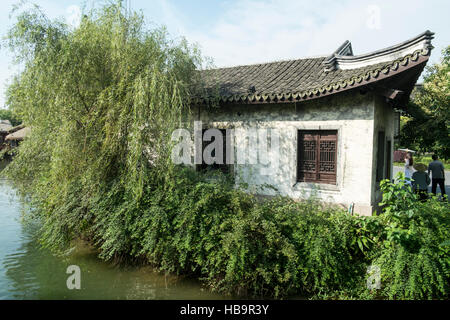 Antica casa vicino al fiume in Wuzhen Città, Provincia dello Zhejiang, Cina Foto Stock