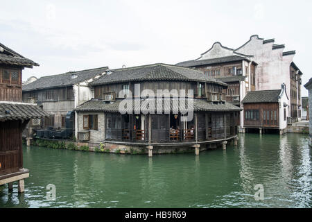 Cina, Wuzhen, Xizha zona paesaggistica, barca attraversato il fiume Foto Stock