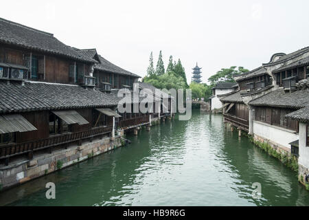 Cina, Wuzhen, Xizha zona paesaggistica, barca attraversato il fiume Foto Stock