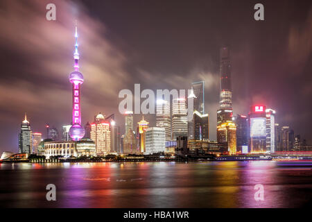 Lo skyline di Shanghai visto oltre il Fiume Haungpu Cina Foto Stock