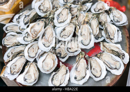 Ostriche fresche per la vendita al mercato di Hainan in Cina Foto Stock